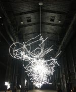 Wyn Evans, in mostra a Milano spazi sonori e spettri di luce