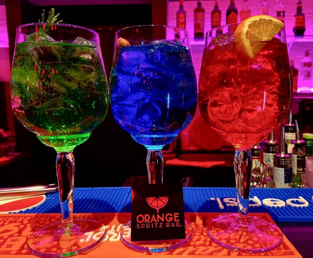 All'ORANGE SPRITZ BAR, la prima Spritzeria nel cuore della movida di Milano, torna a grande richiesta per questa settimana il "CHERRYLOVE", l'esclusivo spritz della #newspritzfriday