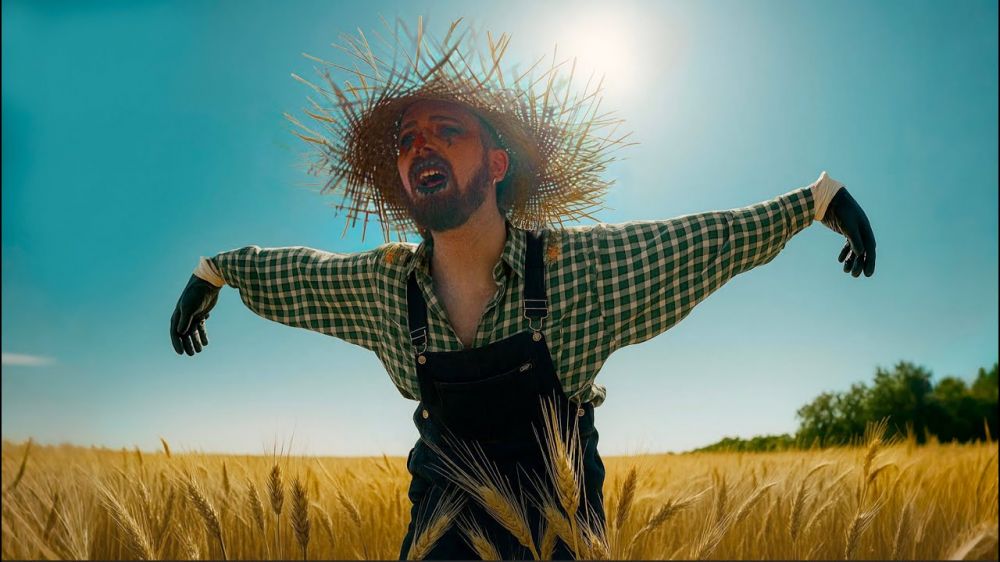 STRE, lo Spaventapasseri che chiede un abbraccio